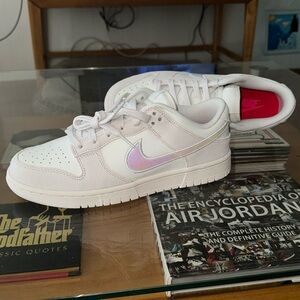 Women’s Nike DUNK LOW. SIZE 9. SAIL/MULTICOLOR SIREN RED.VOILE MULTIPLE COULEUR